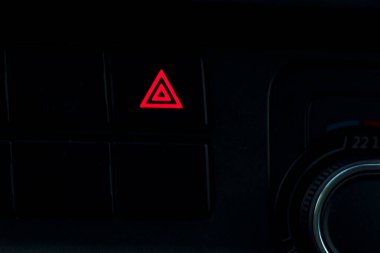 Karanlık gece. Üzerinde araba paneli var. Acil durum uyarısı..