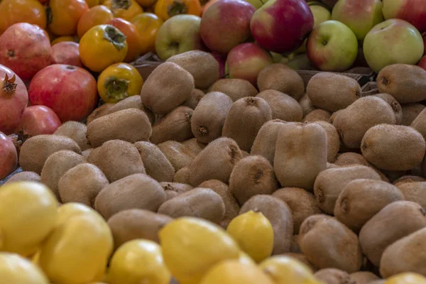 Een kleine winkel. in het raam van een kiwi. close-up. textuur. — Stockfoto