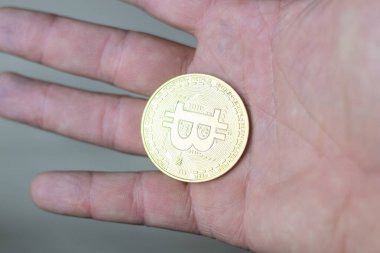 Elinde bir bitcoin tutan adam. zamanlayıcı kapatma.