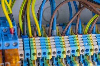 Yakın plan. Pano tahtası. Kablolar terminale bağlı. İnternet bağlantısı.