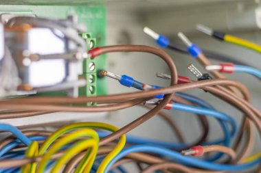 Pano tahtası. Kablolar, makineye bağlanmak ve evleri kontrol etmek için terminallerle iletişim halindedir.