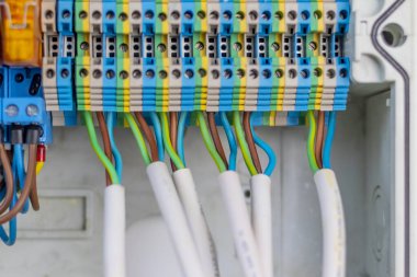 Yakın plan. Pano tahtası. Kablolar terminale bağlı. İnternet bağlantısı.