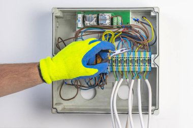 Büyük kalkan odası. Bir sürü kablosu var. Usta interneti bağlıyor. Ayrıca akıllı ev yönetimi de düzenler.