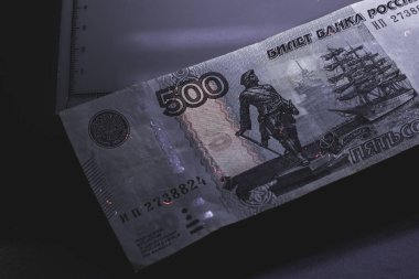 500 ruble. Rusya Federasyonu 'nun banknotu. Otanitesini doğrulamak için ultraviyoleye girdi.