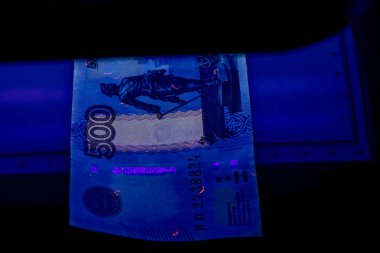 500 ruble. Rusya Federasyonu 'nun banknotu. Otanitesini doğrulamak için ultraviyoleye girdi.