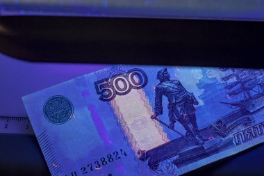 500 ruble. Rusya Federasyonu 'nun banknotu. Otanitesini doğrulamak için ultraviyoleye girdi.