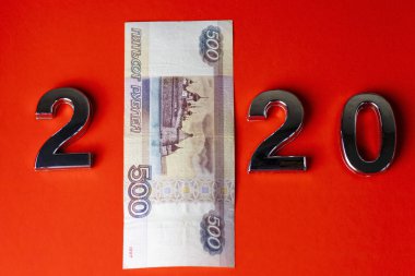 Yakın plan. turuncu arka plan. Üzerinde 2020 numara ve 500 ruble var. Rusya