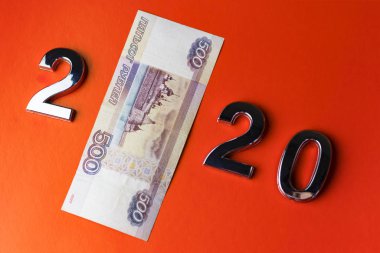 Yakın plan. turuncu arka plan. Üzerinde 2020 numara ve 500 ruble var. Rusya