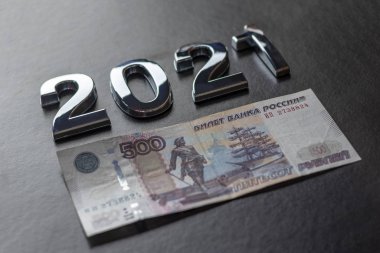 Yakın plan. Siyah arka plan. Üzerinde 2021 numara ve 500 ruble var. Rusya