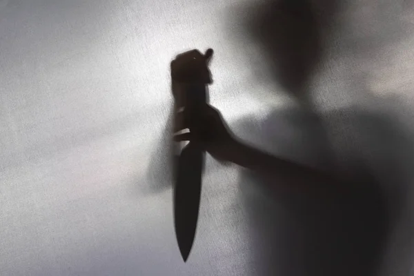 Nessuna concentrazione. il tessuto dietro di lei. silhouette e ombra. Il bambino ha un coltello in mano. concetto di violenza domestica . — Foto stock gratuita