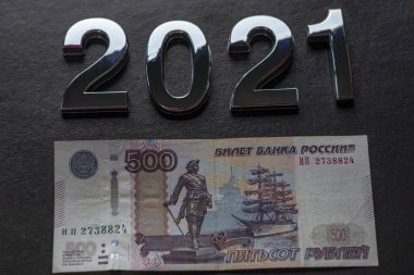 Yakın plan. Siyah arka plan. Üzerinde 2021 numara ve 500 ruble var. Rusya
