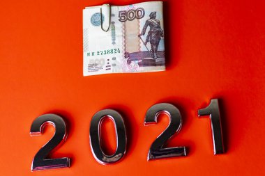 Yakın plan. Siyah arka plan. Üzerinde 2021 numara ve 500 ruble var. Rusya