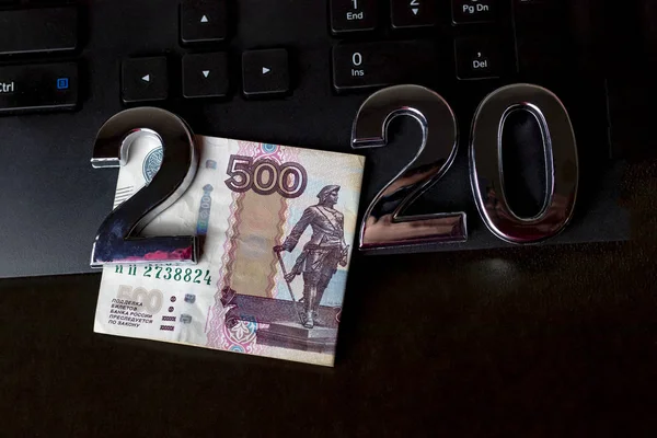 Close-up. Black background. on it are numbers 2020 and a bill of 500 rubles. Russia — Stock Photo, Image
