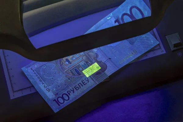 Banknot 100 rubli. znajduje się w lampie ultrafioletowej — Zdjęcie stockowe