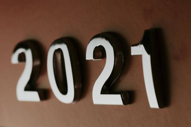 turuncu arka plan. Yakın plan. 2021 sayılı metalik parlaklık..