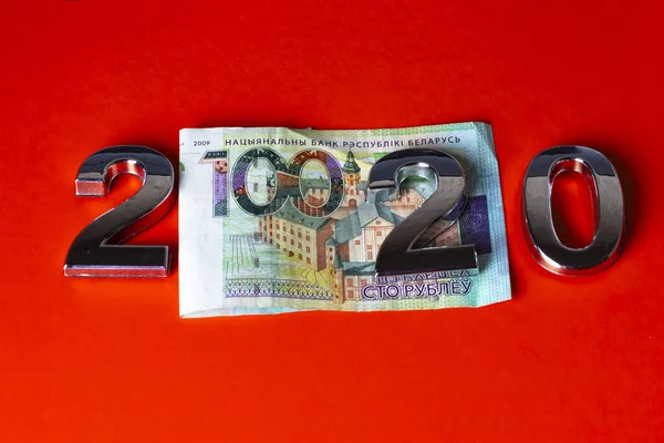 100 rublos por conta. sobre um fundo laranja. Os números 2020 com um brilho metálico são estabelecidos. close-up . — Fotografia de Stock