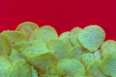 Doku, arka plan kırmızı. Üzerinde çipler vardı..