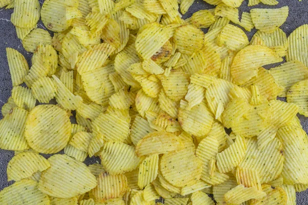 Textuur, achtergrond in geel. gevoerd met gegolfde chips erop — Stockfoto
