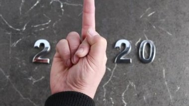 2020 rakamını mermer zemine serdik. Adam bize bir jest gösterdi. yakın plan