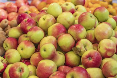 Küçük bir pazar. Elmalar bir demet içinde. Tuktura. yakın plan.