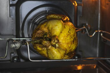 Fırın. Izgara tavuk bir tükürükte pişirilir. Yavaş yavaş dikey olarak döner.