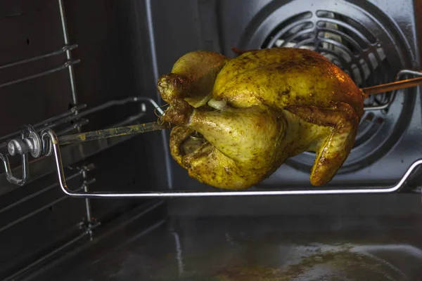 Horno. pollo a la parrilla se cocina en un asador. gira gradualmente sobre la vertical — Foto de Stock