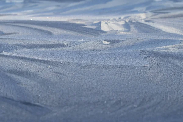 Textur. Grunt skärpedjup. mjukt fokus. frost frost på blå metall. — Stockfoto