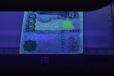 Sahte. Ultraviyole 'de 100 ruble. Yakın plan. iş,