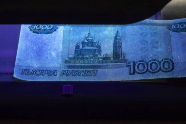Sahte. Ultraviyole 'de 100 ruble. Yakın plan. iş,