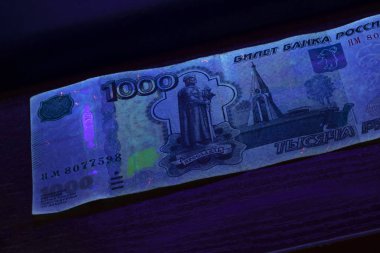 Sahte. Ultraviyole 'de 100 ruble. Yakın plan. iş,