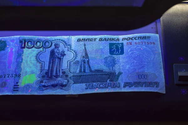 Falešné. 100 rublů v ultrafialovém. detailní záběr. obchod, — Stock fotografie