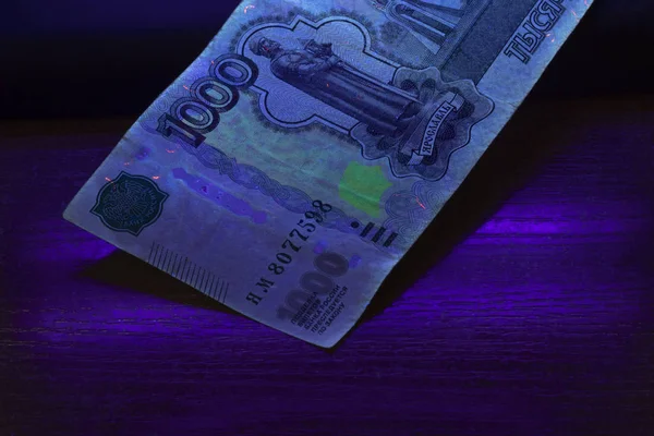 Fake. 100 rubles in the ultraviolet. close-up. business, — Stock Photo, Image