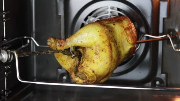 Oven Grilled Chicken Cooked Spit Gradually Rotates Vertical — Stock Video
