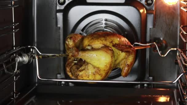 Oven Grilled Chicken Cooked Spit Gradually Rotates Vertical — Stock Video