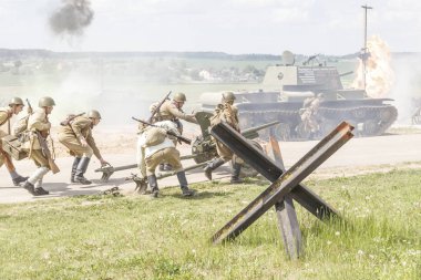 Minsk. Beyaz Rusya. 25 Mayıs 2019. İkinci Dünya Savaşı 'ndaki olayların tarifi. Kızıl Ordu askerleri savaşta bir top hazırlıyor..