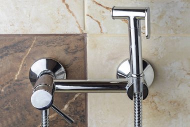 Yakın plan. Duvarda pseudo-bide asılı. çok renkli fayans.