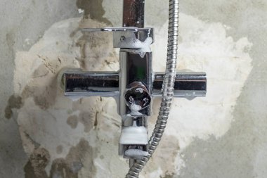 Yakın plan. Usta fındığı kelepçeler. Musluğu duvara bağla..