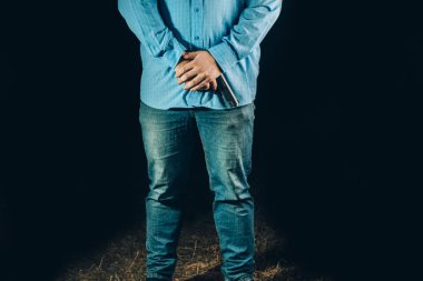 İyi geceler. Adam ayakta duruyor. Elinde bir silah var. Renkli..