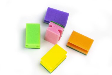 Bulaşık yıkamak için sünger. Beyaz arka planda. yakın plan.