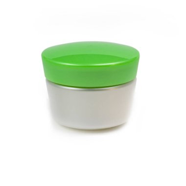 Kremalı ve yeşil kapaklı bir kavanoz. Yakın plan. beyaz arkaplan.