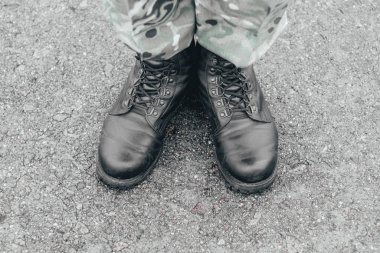 Asker botları yakın plan. Ordu. Renkli, siyah, tamirci