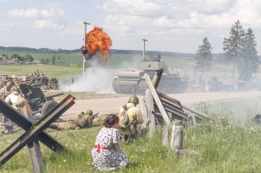 Minsk. Belarus. 25 Mayıs 2019. İkinci Dünya Savaşı olaylarının açıklaması. Barışçıl bir kız. bir kabuk patlama alev