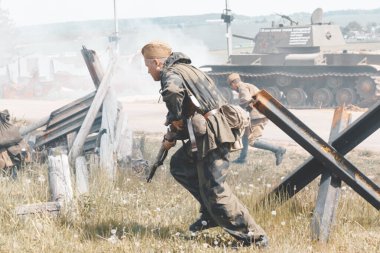 Minsk. Belarus. 25 Mayıs 2019. İkinci Dünya Savaşı olaylarının açıklaması. Keskin nişancı konuşlandırma yerini değiştirir