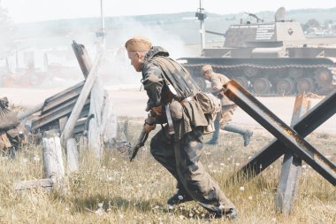 Minsk. Belarus. 25 Mayıs 2019. İkinci Dünya Savaşı olaylarının açıklaması. Keskin nişancı konuşlandırma yerini değiştirir