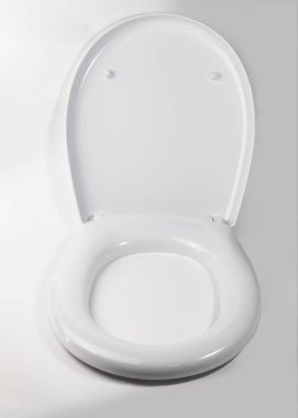 Beyaz bir arka planda, tuvalet kapağında. Yakın plan. yalnızlık.