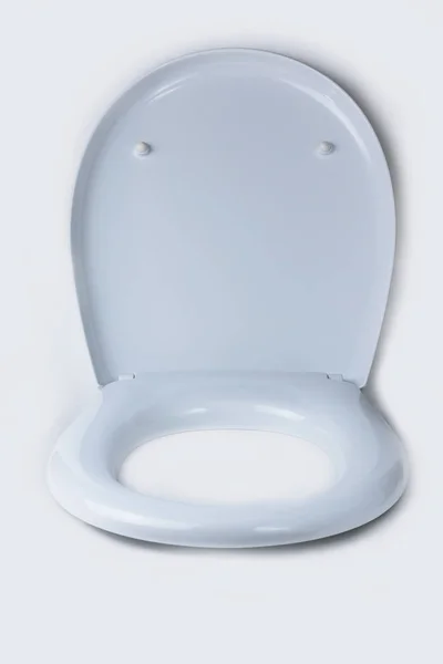 Auf weißem Hintergrund, ein Toilettendeckel. Nahaufnahme. Isolation. — Stockfoto