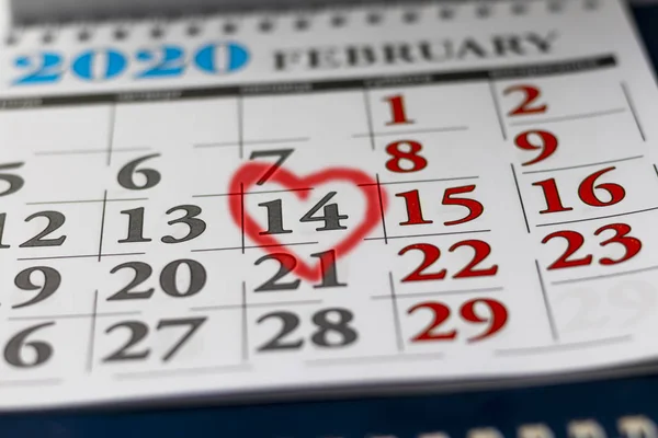Valentijnsdag 14 is gemarkeerd op de kalender met een hart in het rood. Vakantieconcept — Stockfoto
