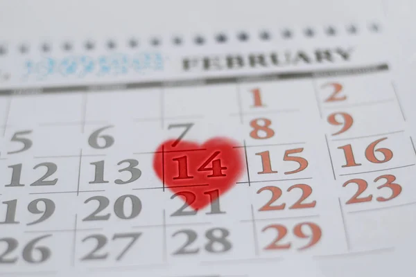 El día de San Valentín 14 está marcado en el calendario con un corazón en rojo. Concepto de vacaciones — Foto de Stock
