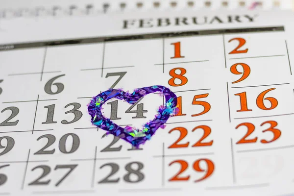 El día de San Valentín 14 está marcado en el calendario con un corazón en rojo. Concepto de vacaciones — Foto de Stock