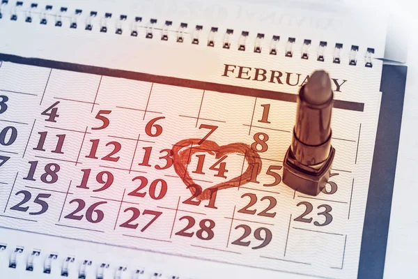 O calendário. Ele está usando batom vermelho em uma caixa preta. 14 de fevereiro está em um círculo. Close-up — Fotografia de Stock